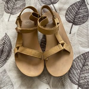 Teva midform sandals size 7